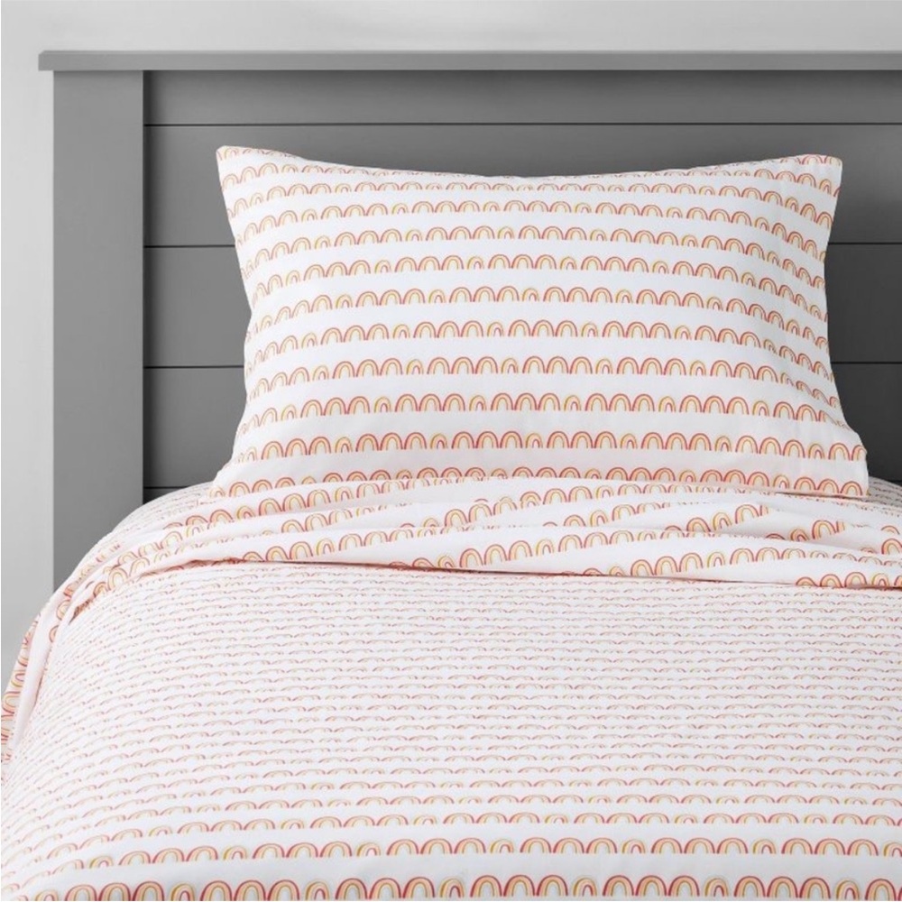 Pillowfort Rainbow Patterned sheet Set